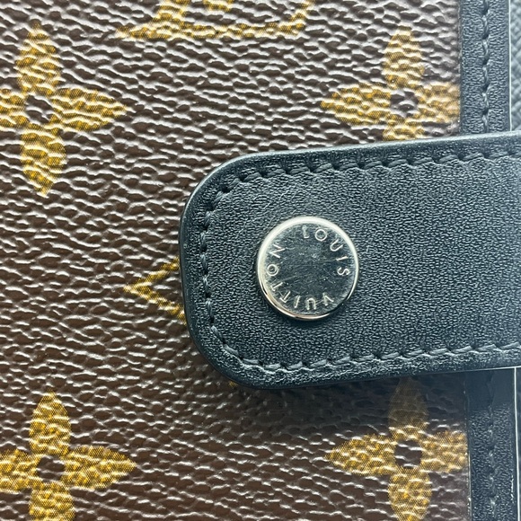LOUIS VUITTON

Monogram Macassar Medium Ring Agenda - Picture 3 of 14